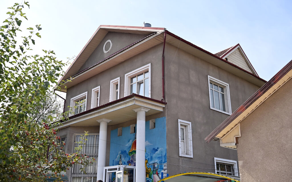 dos 9266 1024x640 1 Семья Садыра Жапарова безвозмездно передала ГИК свой дом в Бишкеке. Фото