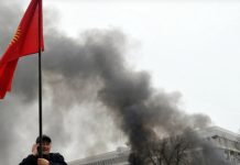 «Потеря сакральности власти». Эксперты КР об опыте революции 2020-го года