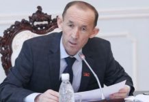 Нурбаев Жапаровго: “Сиз алып келген адам ваучер эмне экенин билбей жатат”