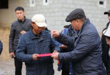 В милиции заявили, что дом для семьи в Сузаке построил не Ташиев, он только вручил ключи