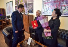 “Бишкегим, Бишкегим борборум сен”: мэр ырдын авторун сыйлады