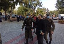 Равшан Джеенбеков подал документы на участие в выборах. В ЦИК его доставили под конвоем