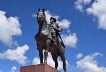 Президент Бирназар бийдин эстелигинин ачылышына катышты