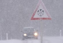 В Бишкеке первый снег. Водителям напомнили о правилах безопасного вождения зимой