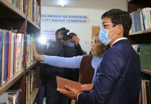 Байсалов в Оше сходил в библиотеку и потребовал отменить плату за вход