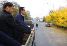 Алмаз Мамбетов Оштун көчөлөрүнүн абалын текшерүү үчүн аскердик унаага отурду