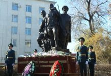 “Баткен жоокерлеринин” эстелигине гүлчамбар коюлду