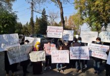 УКМКнын алдында эки митинг өтүүдө