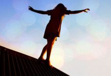 Беш кабаттуу үйдүн балконунан секирүүгө аракет жасаган кыз куткарылды