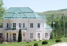 «Кайфуют за наш счет». Куда уходят 108 млн сомов, выделяемые на расходы госрезиденции?