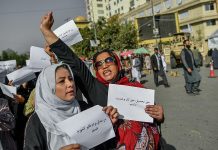 Талибдер митингде иштеп жаткан журналисттерге кол салды