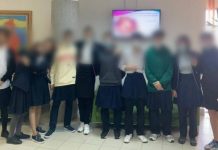 Казакстанда окуучу балдар мектепке юбка кийип барышты