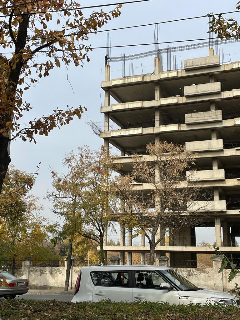 44 3 В Бишкеке мужчина грозится спрыгнуть с 8-го этажа строящегося здания