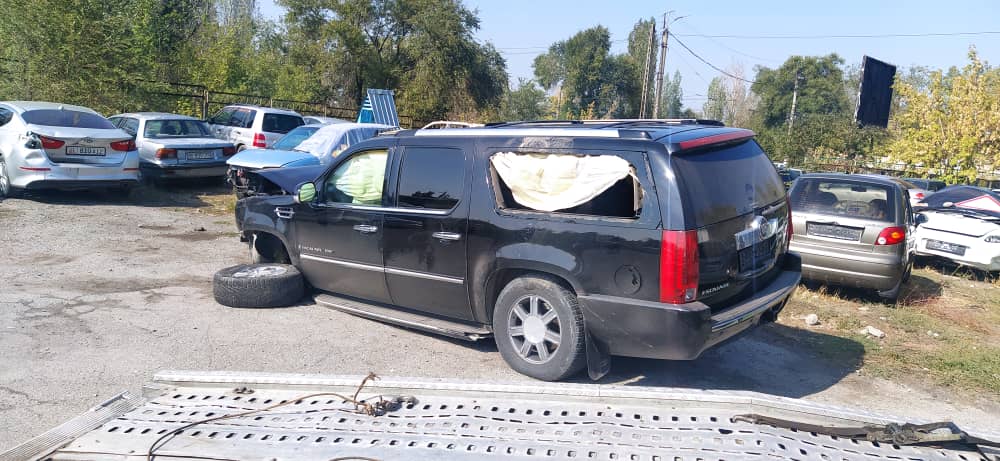 55 В Бишкеке «Cadillac Escalade» въехал в опоры моста. За водителем приехал джип без госномеров
