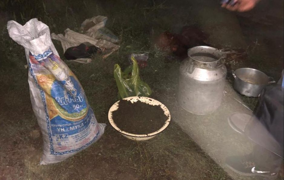 6 Жители Кызыл-Туу на дому изготавливали гашиш. Их застукали наркоборцы. Фото