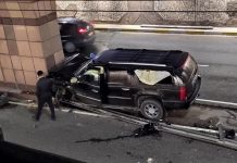 В Бишкеке «Cadillac Escalade» въехал в опоры моста. За водителем приехал джип без госномеров