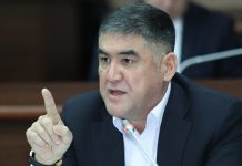 Курсан Асанов абакта калтырылды