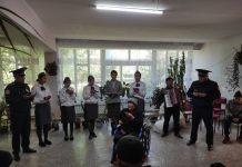 “ГАИ” кызматкерлери Сузак районундагы социалдык мекемеге жардам көрсөтүштү