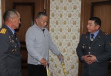 Нарын ОИИБи: Карыларга камкордук! Милиция кызматкерлери ИИОнун ардагерин үйлүү кылып, кубанычка бөлөдү