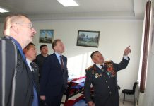 Нарын ОИИБнин начальниги Алмазбек Жумабеков ЕККУнун Бишкектеги башчысы Алексей Рогов менен жолукту