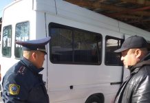 Каракол шаарында жүргүнчүлөрдү ташыган айдоочуларга кышка даярдык көрүнүү эскертишти