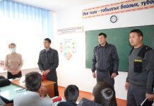 Талас шаардык милиция кызматкерлери окуучулар менен жолугушту