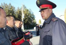 Талас шаарынын борбордук аянтында милиция кызматкерлери саптык кароодон өтүштү