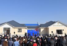 Садыр Жапаров открыл школу в селе Мыкан. ФОТО