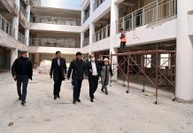 Президент ознакомился с ходом реконструкции центра «Алтын Балалык» в Чолпон-Ате. ФОТО