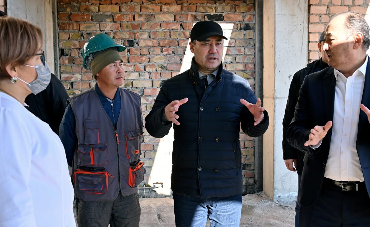 dos 7287 Президент ознакомился с ходом реконструкции центра «Алтын Балалык» в Чолпон-Ате. ФОТО