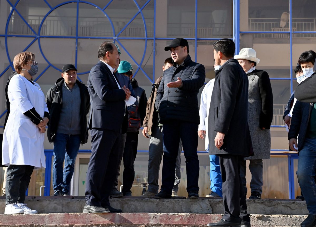 dos 8235 Президент ознакомился с ходом реконструкции центра «Алтын Балалык» в Чолпон-Ате. ФОТО