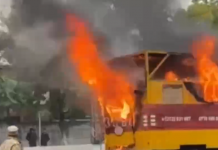 В Бишкеке загорелось авто городской службы. Видео