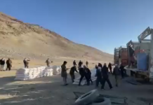 ГКНБ доставил памирским кыргызам 95 тонн гумпомощи