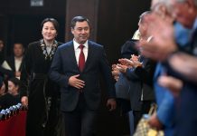 Садыр Жапаров с женой посетили концерт казахских звезд. Фото