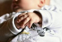 Токмоктогу наристе эмчек эмип жатканда чарчап калды