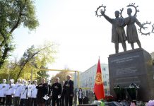 В Бишкеке открыли памятник медикам, отдавшим жизни в борьбе с COVID. Фото