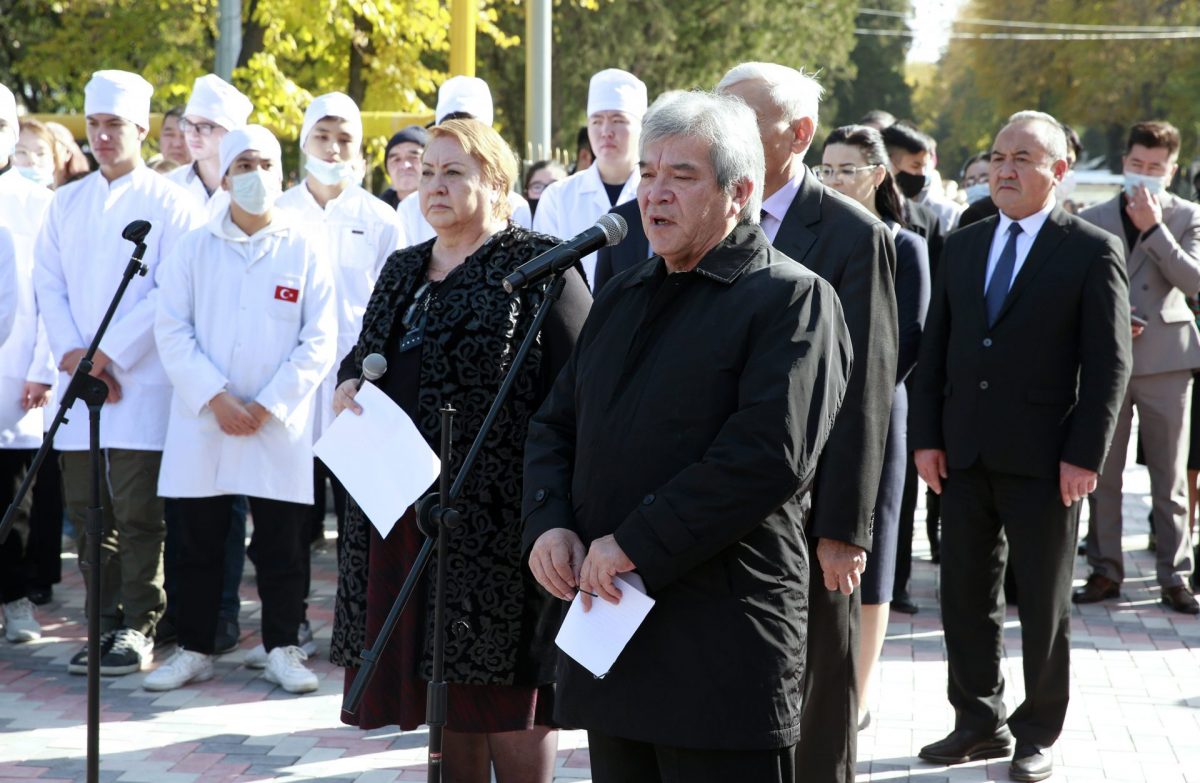 rg 8360 В Бишкеке открыли памятник медикам, отдавшим жизни в борьбе с COVID. Фото