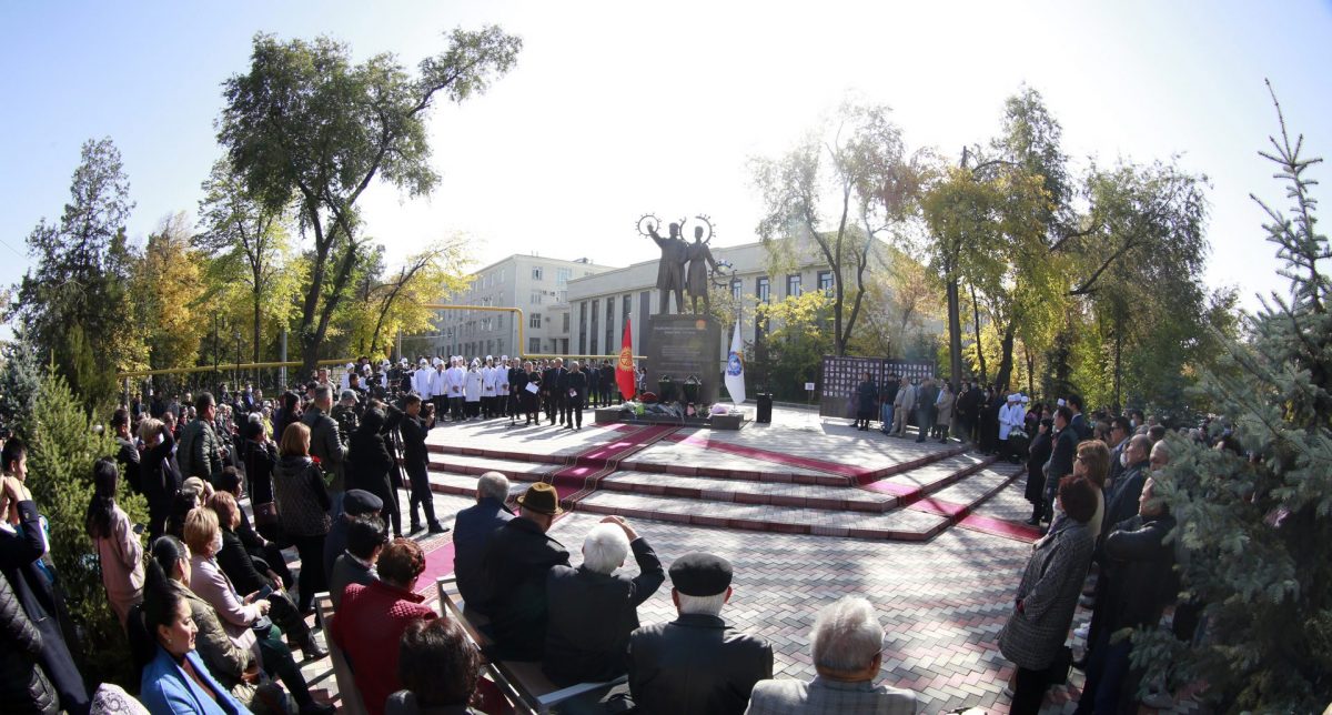 rg 8365 В Бишкеке открыли памятник медикам, отдавшим жизни в борьбе с COVID. Фото