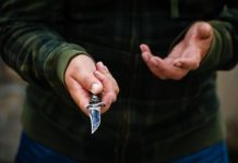 В Бишкеке четверо парней и несовершеннолетняя ограбили индийца