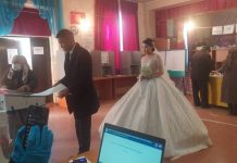 На Иссык-Куле молодожены пришли голосовать на участок прямо со свадьбы