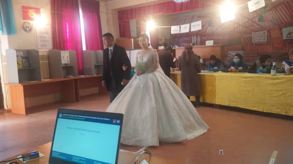 01893e4b a4e9 429d 9849 f0dde749f7dd На Иссык-Куле молодожены пришли голосовать на участок прямо со свадьбы
