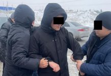 В Бишкеке замначальника СКМ РУВД задержали за взятку. У него нашли АК-47, $5 600 и чужие паспорта. Фото