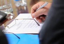 Депутат Жогорку Кеңештин аппаратынын жетекчисин таппай жатат