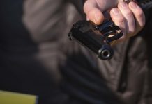 В Бишкеке банда подростков с пистолетом ограбила прохожего в парке. Фото