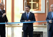 Жапаров ТМККнын жаңы штаб-квартирасынын ачылышында Кыргызстандын туусун көтөрүү аземине катышты