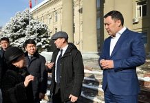 Садыр Жапаров митингчилерге чыкты