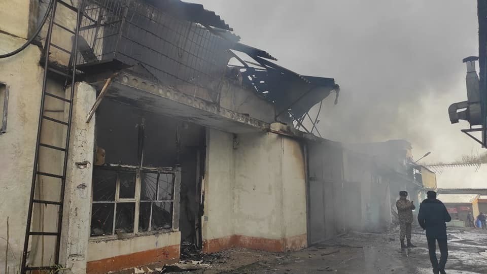 1259474.b62850380fdc658283316a498e28e18a В результате пожара на заводе «Ак-Тилек» в Бишкеке пострадали 10 человек. Фото