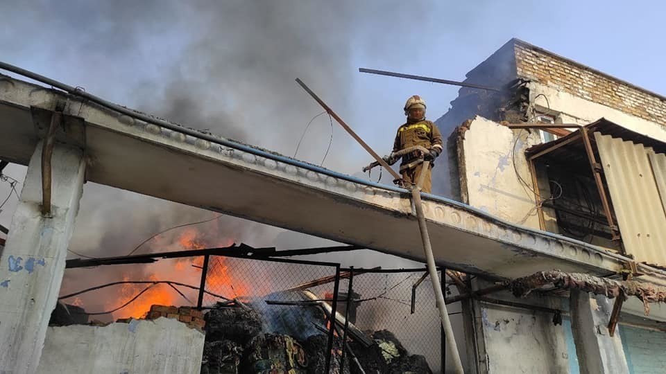 1259477.ce3909007e63ba5e8efd2a4da55fb10e В результате пожара на заводе «Ак-Тилек» в Бишкеке пострадали 10 человек. Фото