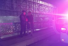 Патрульные не дали молодому парню в Бишкеке спрыгнуть с моста