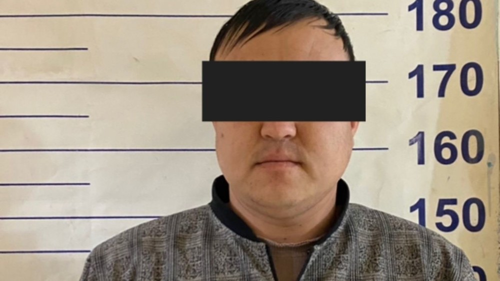 1266054.e0615af0a7ece8f7bbf9e4c1d8bca10f Таксиста, прокатившего на капоте патрульного в Бишкеке, задержали